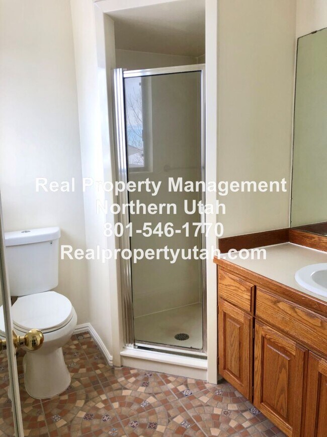 Building Photo - 4 Bedroom 2.5 Bathroom House In Layton Available!