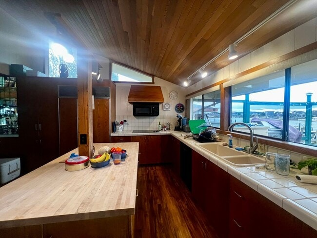 Building Photo - 4079 Saltspring Dr