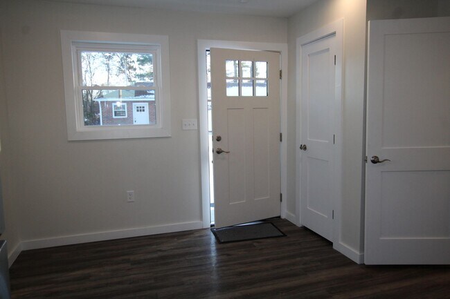 Building Photo - Beautifully remodeled and completed efficiency studio "FREE MONTH OF RENT!*"