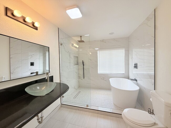 Building Photo - AVAILABLE NOW!! 3 BEDROOM 2 BATHROOM Home in Palm Desert!