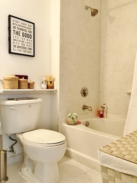 Nice bathroom with tub/shower - 234 NE 3rd St
