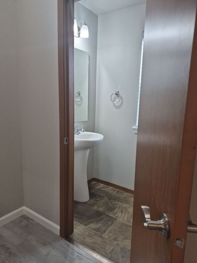 Building Photo - Welcome home to this beautiful 2BD/2.5BA, newly updated tri-level townhome!!!