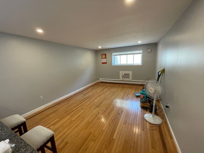 Building Photo - $2800 | Brighton | 1 Bedroom | 1 Bathroom | Parking Available