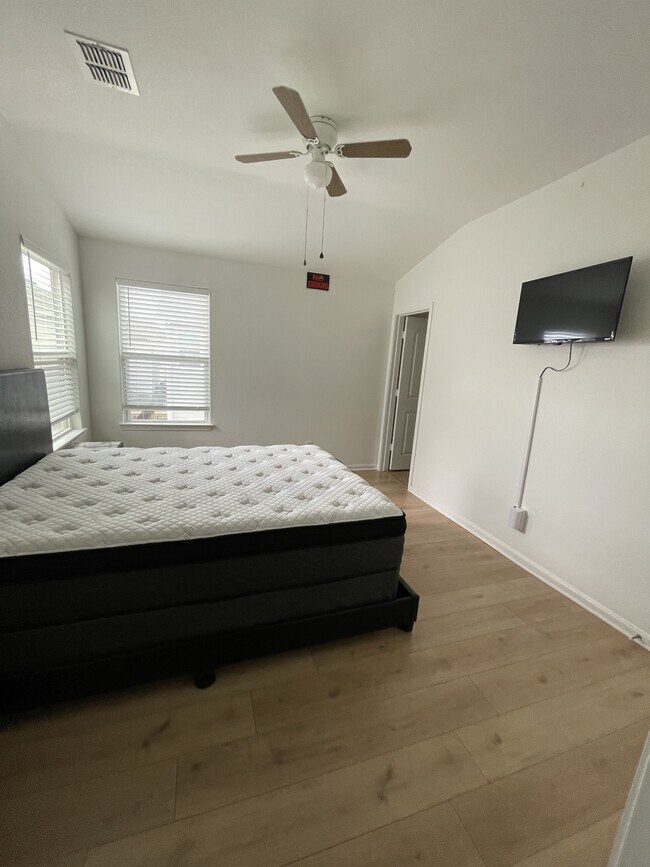 Building Photo - 10829 Emerick St