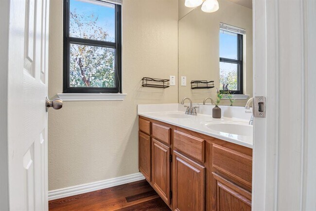 Building Photo - 1803 Lion-Heart Dr