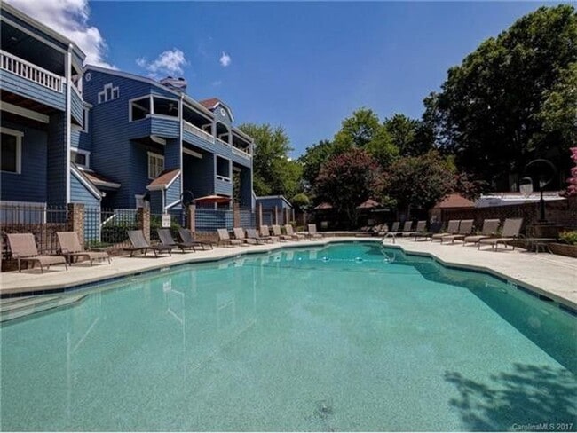 Building Photo - Spacious 2 bedroom Condo Uptown Charlotte  .( 500.00 off if you Move in by April 1, 2026)