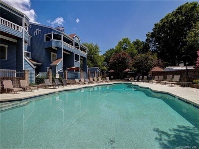 Building Photo - Spacious 2 bedroom Condo Uptown Charlotte  .( 500.00 off if you Move in by May 1, 2026)