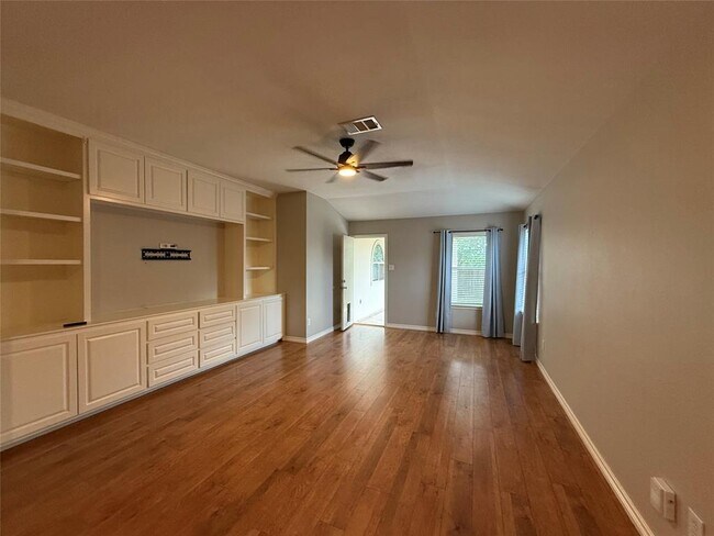 Building Photo - 905 Remington Dr