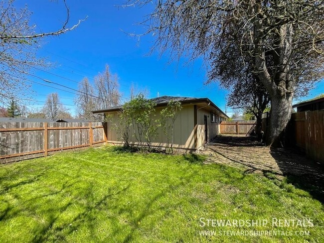 Building Photo - 2120 W 18th Ave