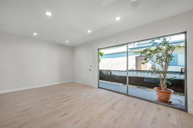 Building Photo - Stunning 2+2 in a mid-century complex