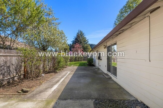 Building Photo - 3 Bed, 2 Bath Home in Wilsonville on a Cul...
