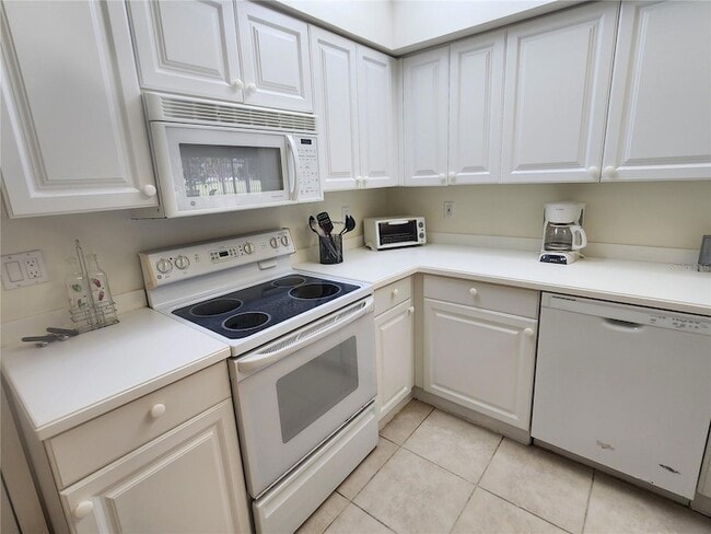 Building Photo - 6566 Fairway Gardens Dr