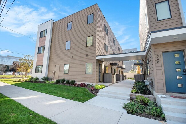 Building Photo - 153 Seward Ave NW