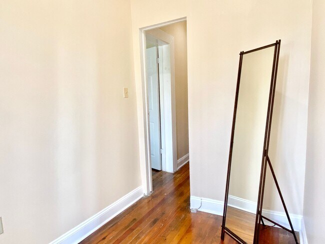 Building Photo - Spacious 2 Bed Plus Den - 1 Bath - Capitol...