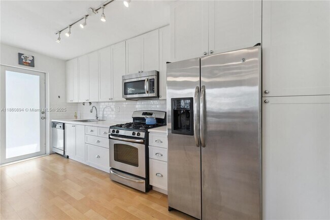 Building Photo - 7440 Byron Ave