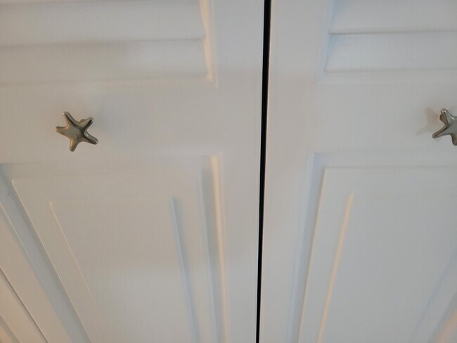 Building Photo - 594 Fanshaw O