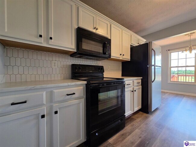Building Photo - 153 Twin Lakes Dr