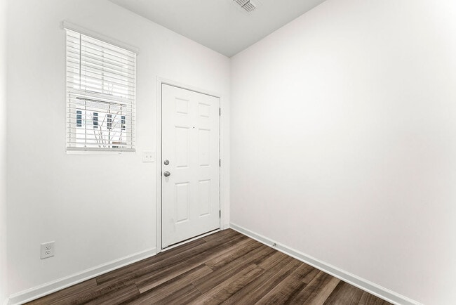 Building Photo - 1520 Vernon Blvd