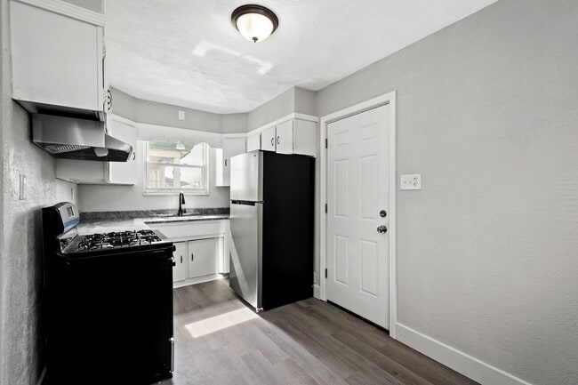 Building Photo - SCORE 50% OFF 1ST MONTH'S RENT IF SIGNED BY DEC 12! Fresh 2 bedroom home in Myer Park available now!