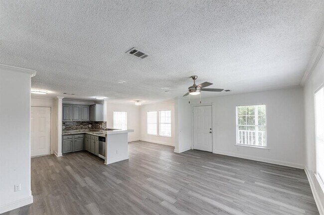 Building Photo - 110 Varsity Cir