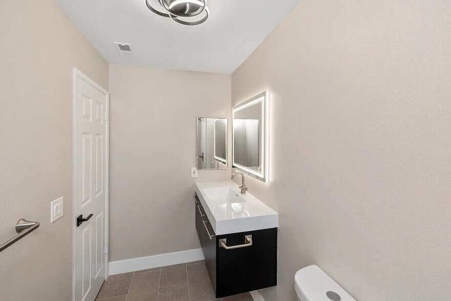 Upstairs Bathroom - 3106 Avenida Christina