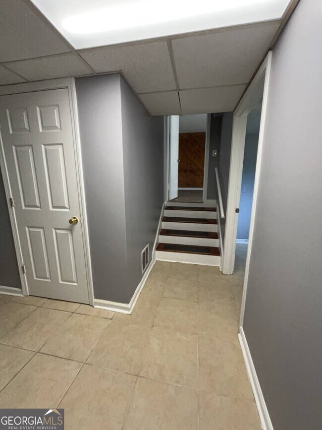 Building Photo - 1682 Charmeth Rd