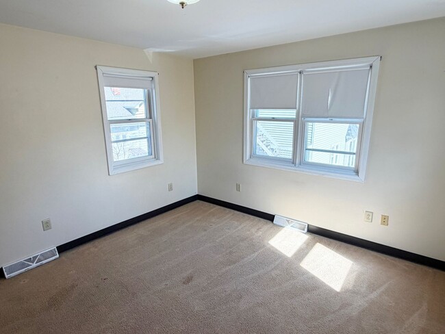 Building Photo - 3-Bedroom, 1-Bath Home with Off-Street Parking