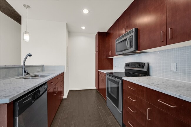 Building Photo - 5925 Almeda Rd