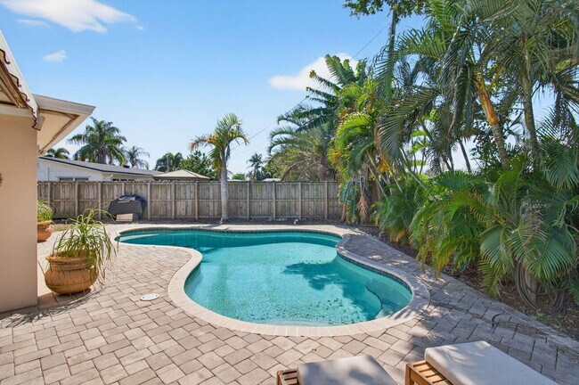 Building Photo - 301 SE 8th Ave