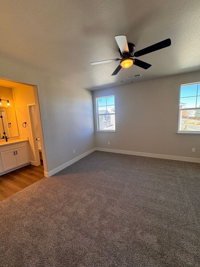Building Photo - NEW! 3/2.5/2 Townhome in Gardnerville