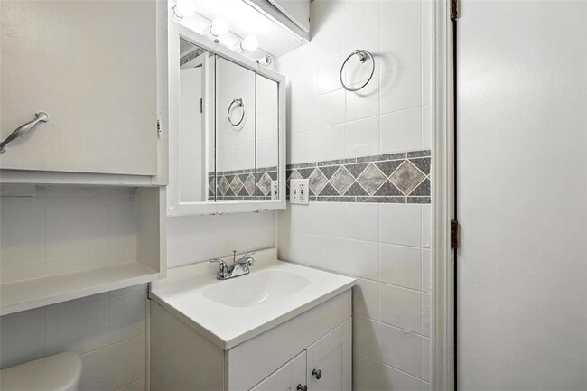 Building Photo - A must see 3 bedroom 2 bath in El Reno!