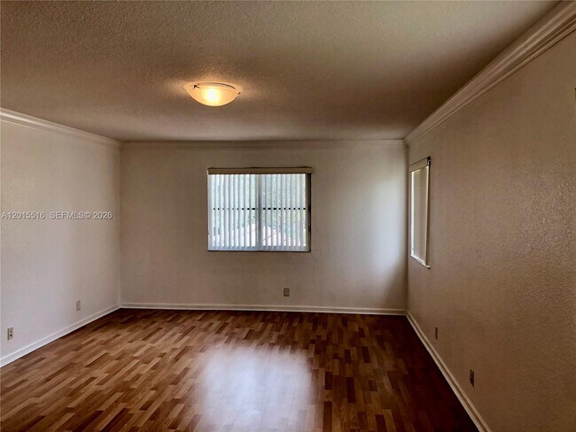 Building Photo - 693 Live Oak Ln