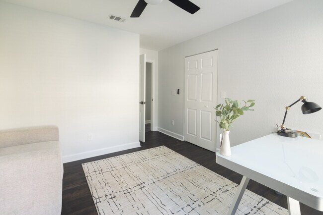 Building Photo - 708 Promenade Pl