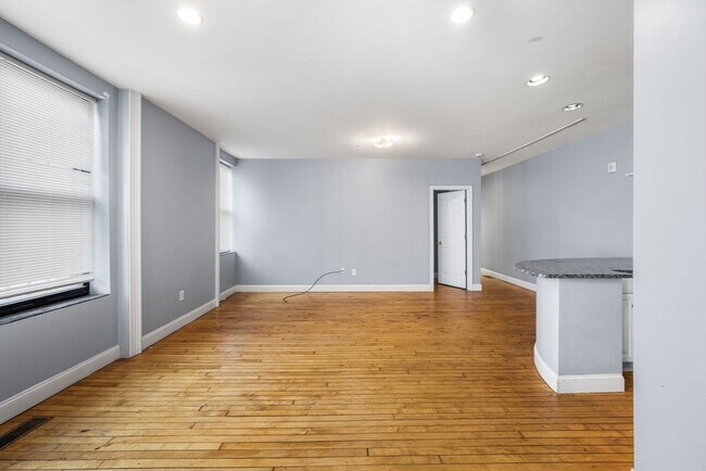 Building Photo - 330 1/2 E St