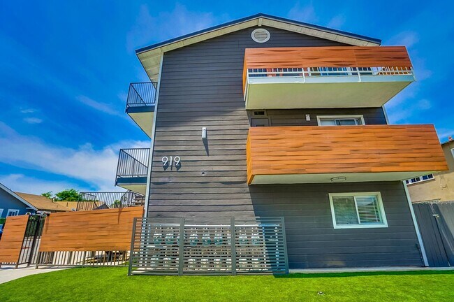 Building Photo - Spacious -2bd/1ba -$2,050.00 - LBC - Parki...