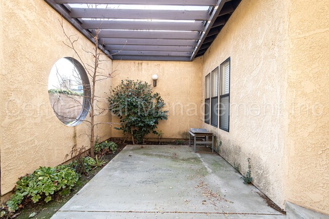 Building Photo - 3 Bedroom/2.5 Bath Townhome - $1995 per mo...