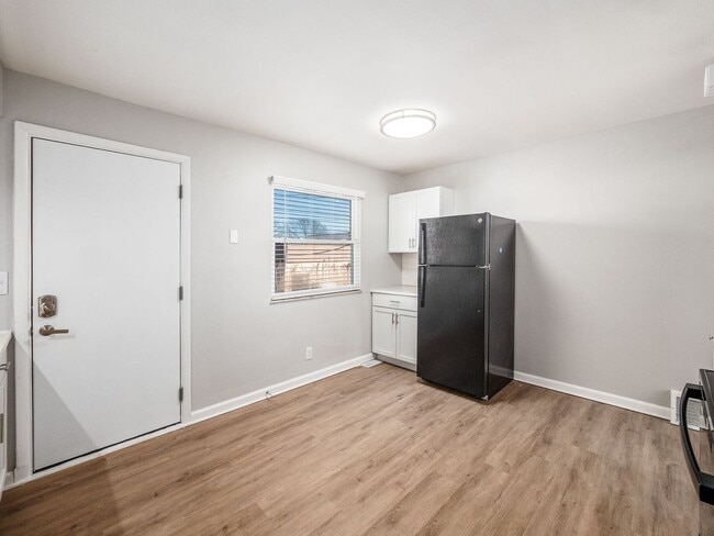 Building Photo - 554 Riverview Dr