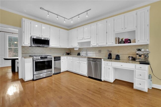 Building Photo - 7155 Roswell Rd