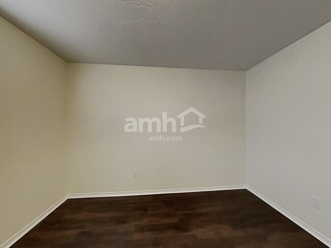 Building Photo - 4541 N Elsinore Ave