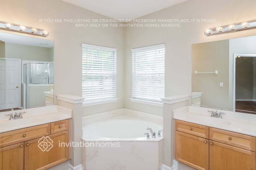 Building Photo - 2854 Pebblewood Ln