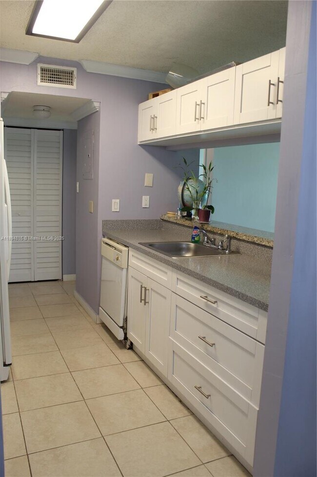 Building Photo - 10420 SW 158th Ct