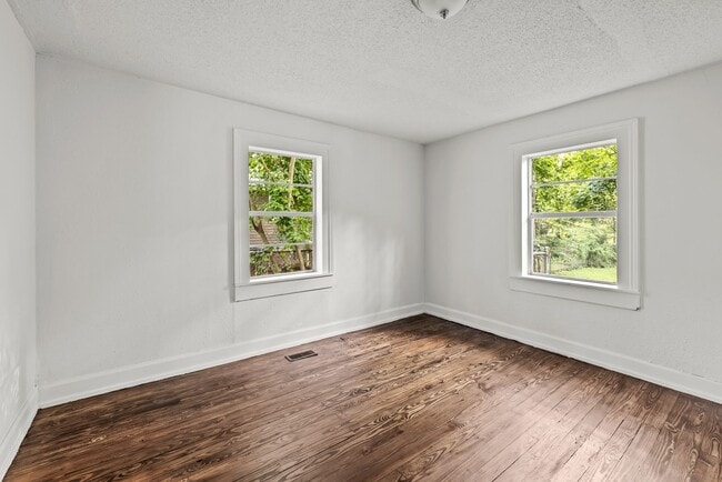 Building Photo - Charming 2 Bedroom, 2 Bathroom house