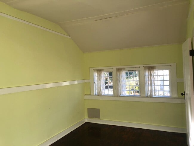 Building Photo - Historic 2-bedroom, 1.5 bath home in the h...