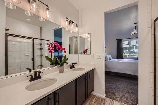 Building Photo - Modern Comfort in Castle Rock: 2-Bed, 2-Bath Home!!