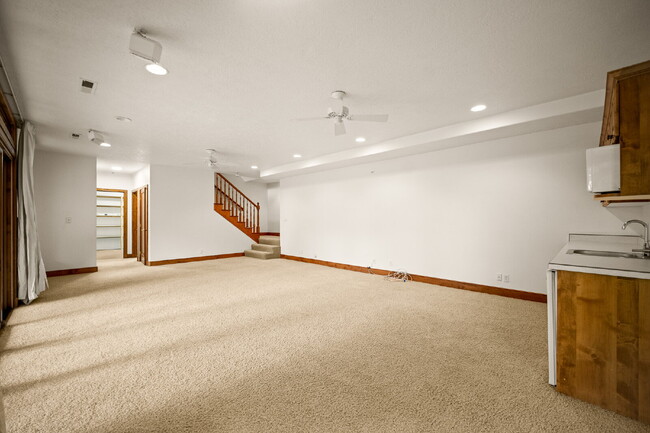 Building Photo - "Spacious 4-Bedroom, 4.5 Bathroom 4792 sq. ft. Retreat with Scenic Views and Cozy Fireplace in St...