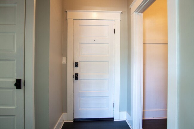 Building Photo - St. Johns Cool-Contemporary Studio