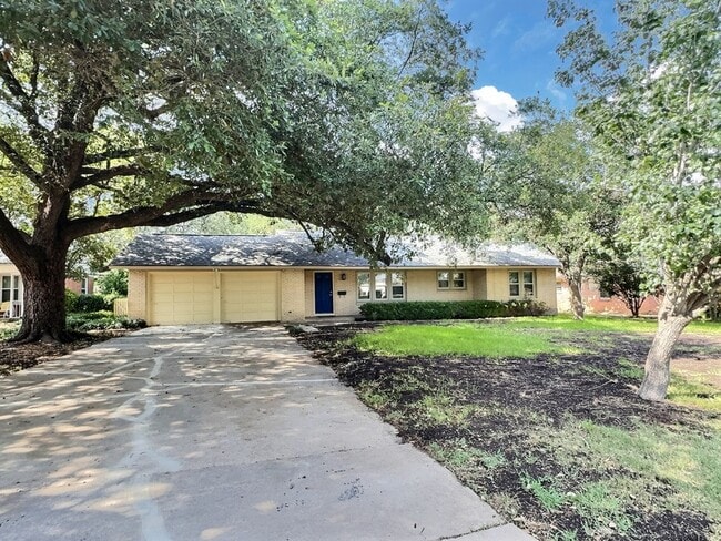 Building Photo - 635 Rockhill Dr