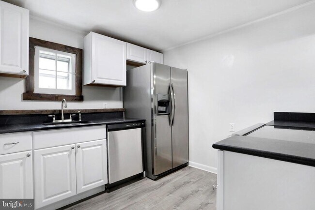 Building Photo - 205 S Princess St