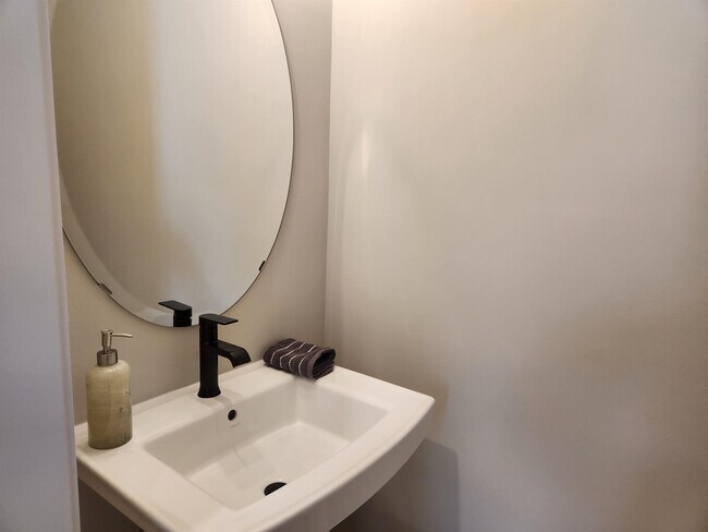 Building Photo - 57 Evergreen Dr