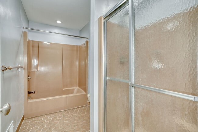 Building Photo - 6 Greenwood Park